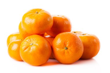 beyaz zemin üzerinde olgunlaşmış sulu mandalina. Clementine mandarin