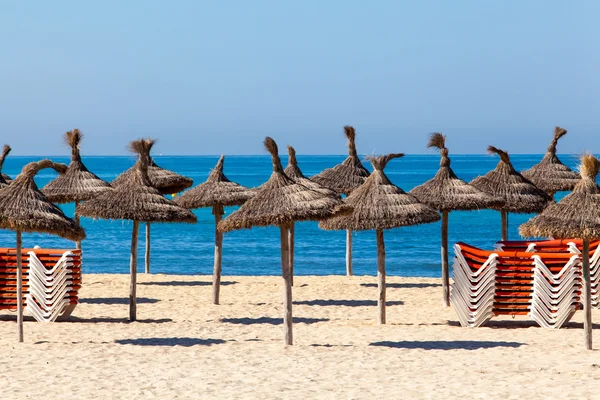 Stranden med parasoll — Stockfoto