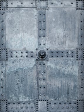 kilise kapısına. eski metal kapı