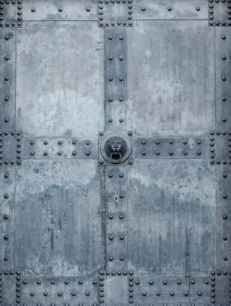 Porta da igreja. porta de metal velho — Fotografia de Stock