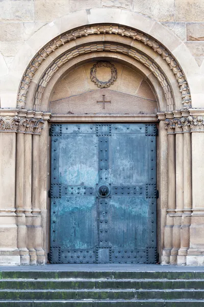 Metalltür. alte Kirchentür aus Metall — Stockfoto
