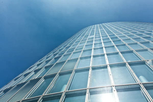Bâtiment abstrait. mur de verre bleu de gratte-ciel — Photo