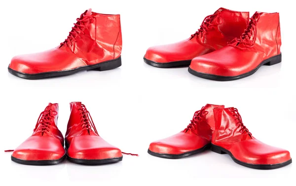 Beyaz zemin üzerine kırmızı palyaço ayakkabısı — Stok fotoğraf
