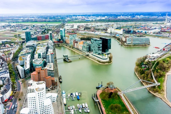 Groothoek foto van rivier de Rijn, Düsseldorf. gezien vanaf de te — Stockfoto