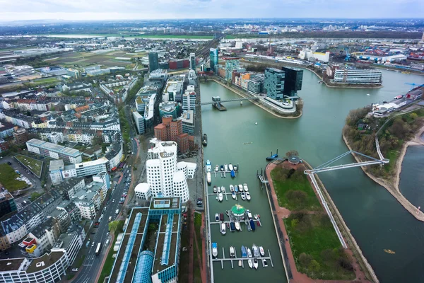 Geniş açı resim Nehri'nin Ren Düsseldorf. te gördüm — Stok fotoğraf