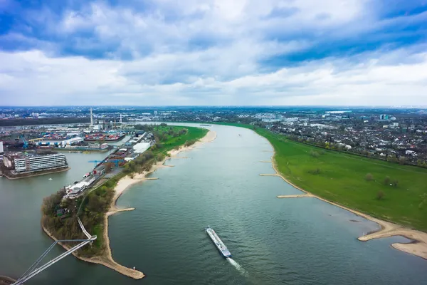 Imagen de gran angular del río Rin, Duesseldorf. Visto desde el te — Foto de Stock