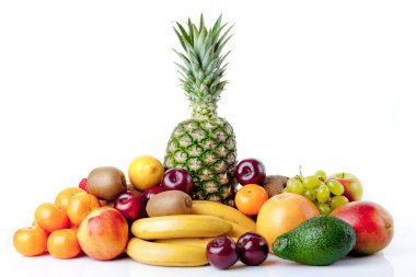 Beyaz bir arka plan üzerinde izole meyve