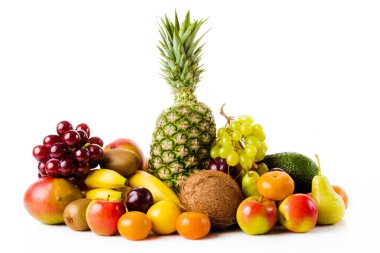 beyaz izole meyve. farklı taze meyve kümesi