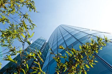 soyut bir bina. gökdelenin mavi cam duvar 