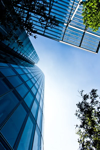 Abstraktes Bauen. Blaue Glaswand eines Wolkenkratzers — Stockfoto