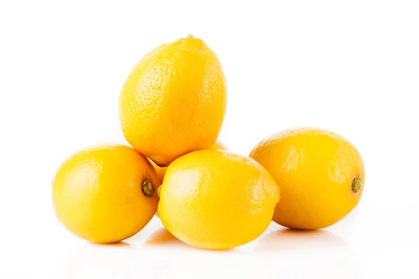 Limoni isolati su bianco — Foto Stock