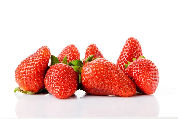 Ώριμες φράουλες κόκκινο σε λευκό φόντο απομονωθεί — Φωτογραφία Αρχείου
