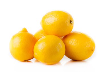 Limonlar beyazda izole edilmiş 
