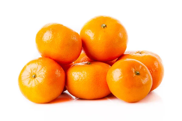 Beyaz zemin üzerinde olgunlaşmış sulu mandalina. Clementine mandarin — Stok fotoğraf