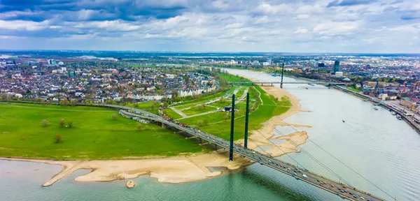 Širokoúhlý obraz řeky Rýn, Düsseldorf. pohledu z te — Stock fotografie