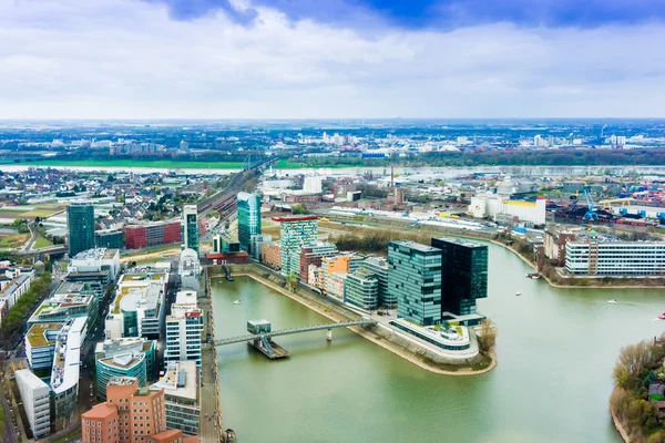 Geniş açı resim Nehri'nin Ren Düsseldorf. te gördüm — Stok fotoğraf