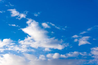 Beyaz bulutlu mavi gökyüzü arkaplanı 