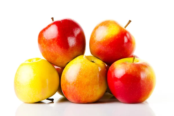 Manzanas coloridas frescas aisladas sobre fondo blanco — Foto de Stock