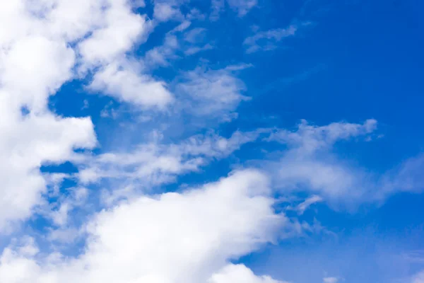 Fondo azul cielo con nubes blancas —  Fotos de Stock