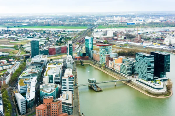 Geniş açı resim Nehri'nin Ren Düsseldorf. — Stok fotoğraf