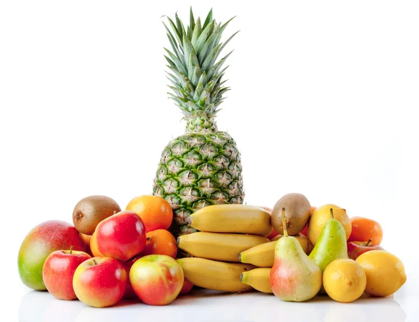 Vruchten geïsoleerd op een witte achtergrond — Stockfoto