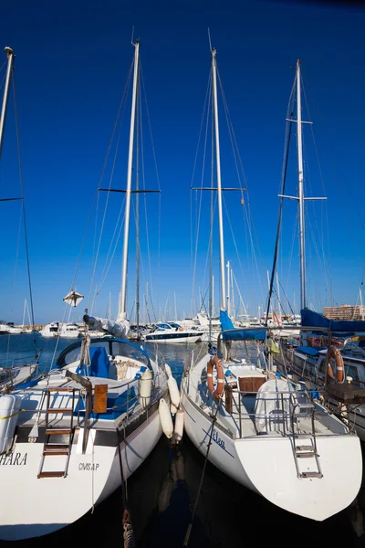 Barche e yacht a marina — Foto Stock