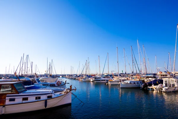 Barcos en descanso en el puerto deportivo — Foto de Stock