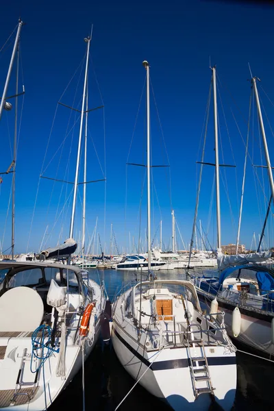 Jachten en boten in marina — Stockfoto