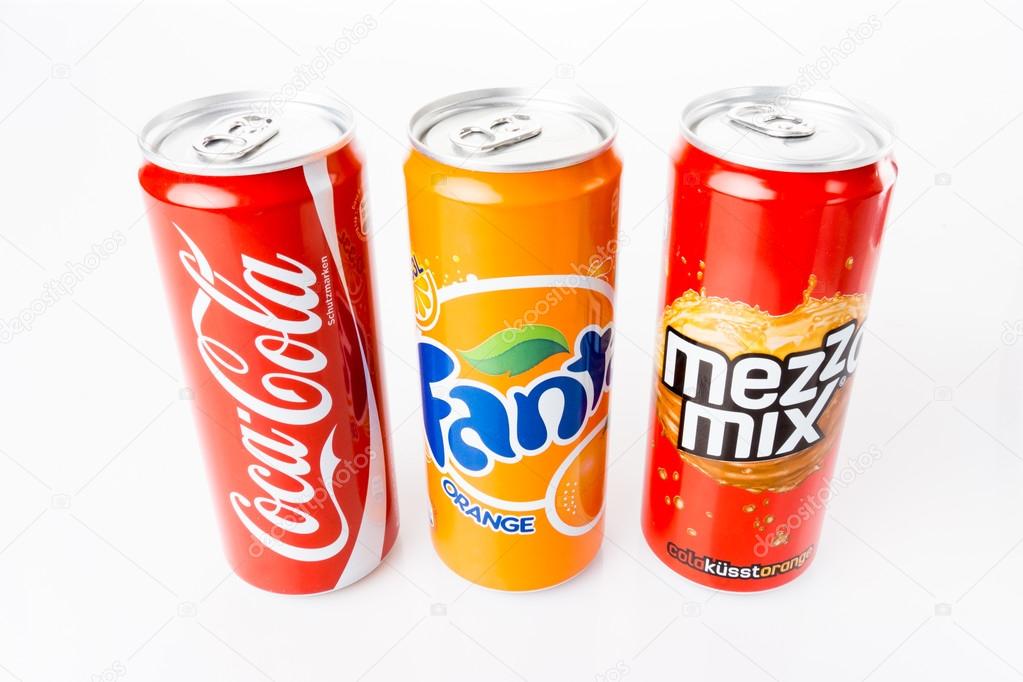 Coca-Cola, fanta en mezzo mix blikjes op witte achtergrond ...