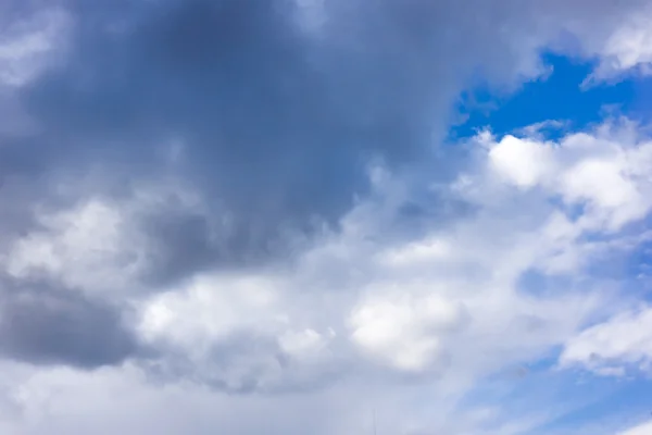 Blauwe lucht achtergrond met witte wolken — Stockfoto