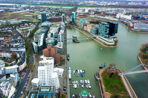Groothoek foto van rivier de Rijn, Düsseldorf. gezien vanaf de te — Stockfoto