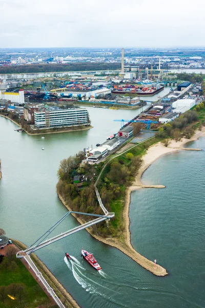 Groothoek foto van rivier de Rijn, Düsseldorf. gezien vanaf de te — Stockfoto