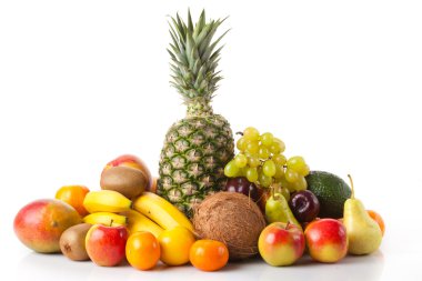 egzotik meyveler üzerinde beyaz izole 