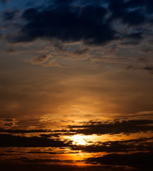 Nascer do sol com nuvens. Sunset céu fundo — Fotografia de Stock