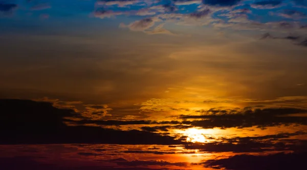 雲と日の出。夕焼け空の背景 — ストック写真