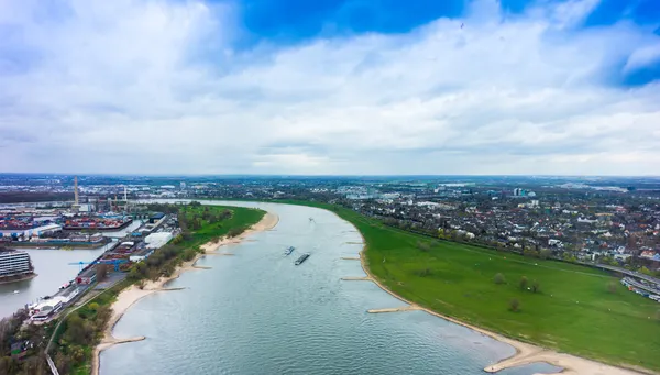 Wide angle picture of river Rhine, Duesseldorf. Seen from the te — Stock Photo, Image