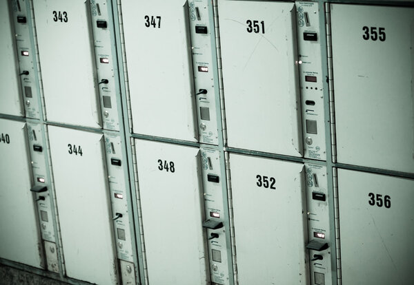 Шкафчики в раздевалке. шкафчики на железнодорожной станции
 