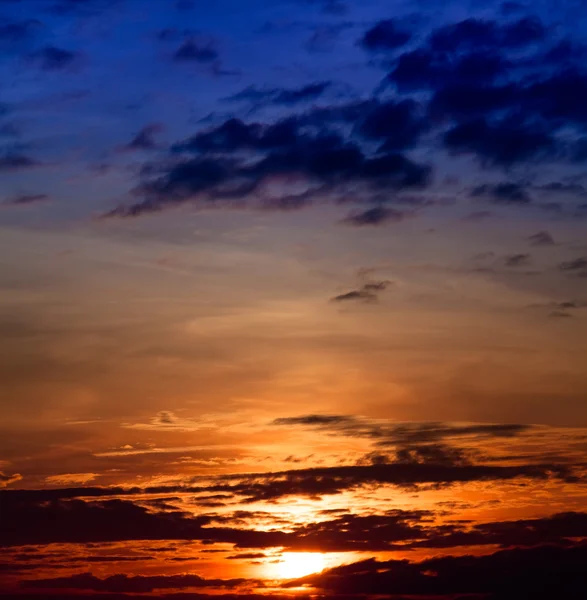 Nascer do sol com nuvens. Sunset céu fundo — Fotografia de Stock