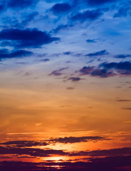 Схід сонця з хмар. під час заходу сонця небо фону — стокове фото
