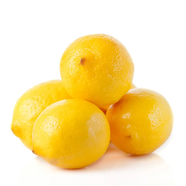 Limões maduros sobre um fundo branco — Fotografia de Stock