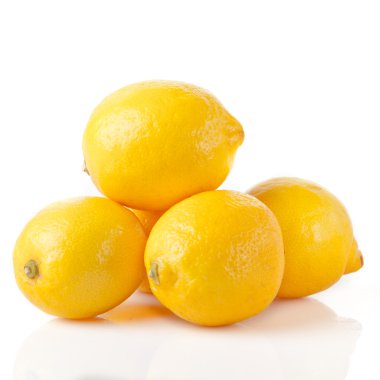 beyaz zemin üzerinde olgunlaşmış limon 