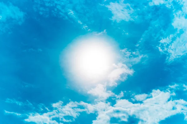 Błękitne niebo z chmurami i słońcem — Zdjęcie stockowe