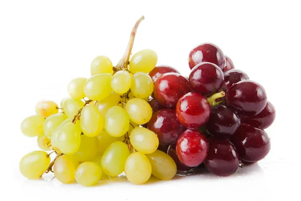 Uvas vermelhas e verdes isoladas em branco — Fotografia de Stock