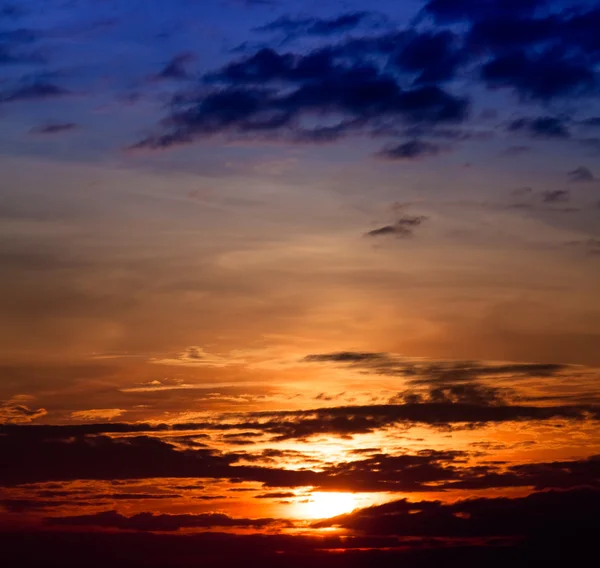 Nascer do sol com nuvens. Sunset céu fundo — Fotografia de Stock