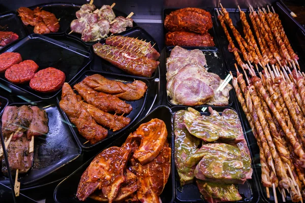 Carne marinada para grelhar em uma exibição de contador em um supermarke — Fotografia de Stock