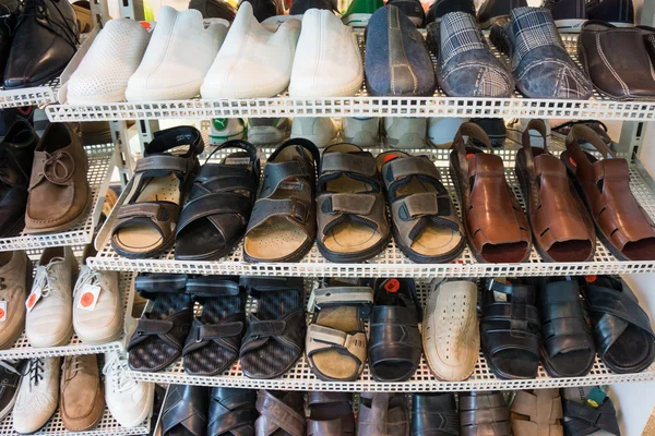 Vielfältige Schuhe im Shop. — Stockfoto