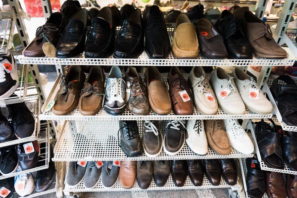 Vielfältige Schuhe im Shop. — Stockfoto