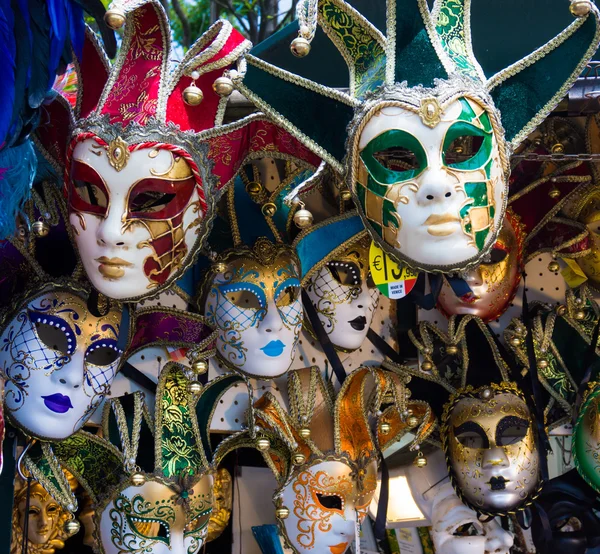 Verschiedene venezianische Masken im Verkauf. farbenfrohe künstlerische Masken auf der — Stockfoto