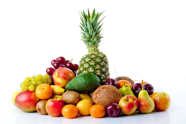 Φρέσκα φρούτα που απομονώνονται σε λευκό. σύνολο διάφορα φρέσκα φρούτα — Φωτογραφία Αρχείου