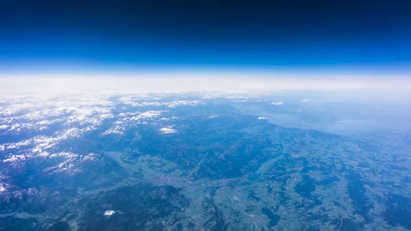 Paysage de montagne. vue depuis la fenêtre de l'avion. hauteur de — Photo